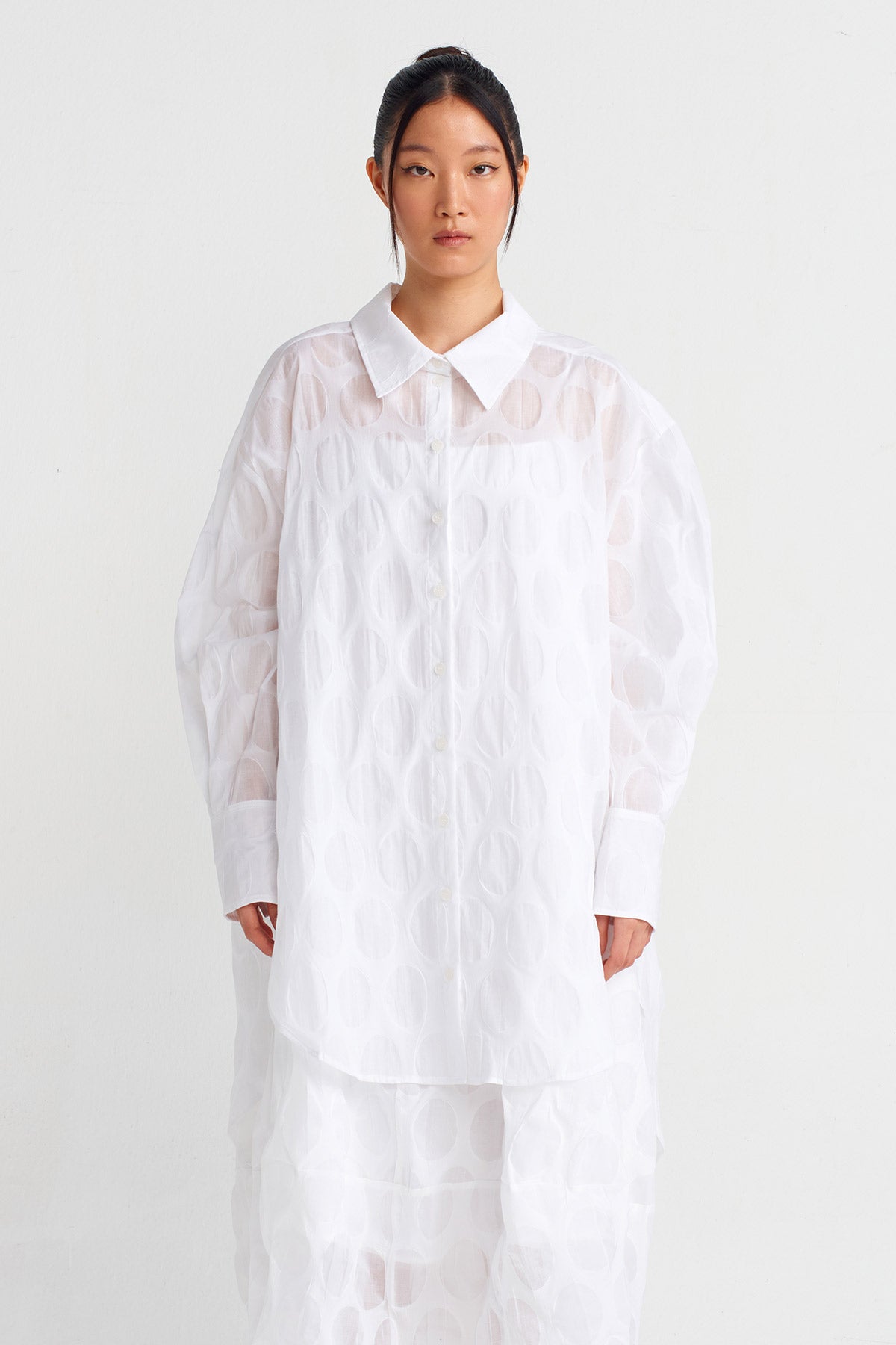 Kırık Beyaz Jakar Desenli Transparan Gömlek-Y241011132